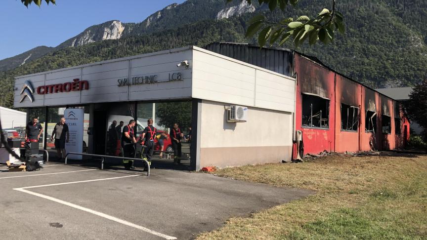 Lundi 18 juillet, le garage Citroën de Bonneville a été la proie des flammes.