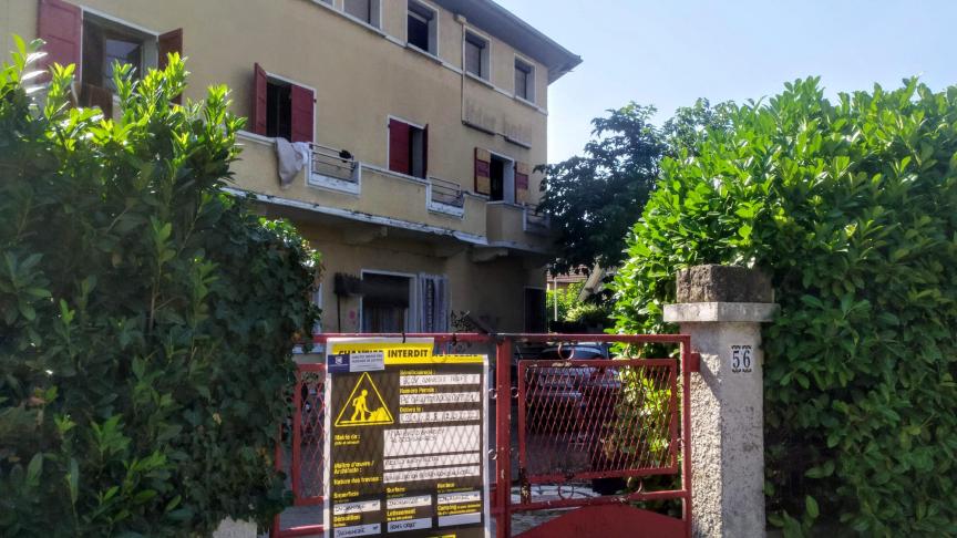 Cet ancien hôtel est squatté depuis le mois d'avril par des gens du voyage. Les propriétaires n'ont formulé aucune demande d'expulsion.