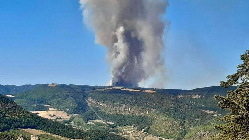 Un incendie se propage rapidement entre la Lozère et l’Aveyron. Le feu a brûlé au moins 700 hectares de végétation depuis lundi 8 août en fin de journée.