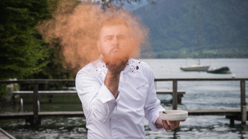 Elu pâtissier de l’année 2020 par Gault&Millau, Max Martin a été couronné du prix « Passion desserts » en 2021 par le Guide Michelin.