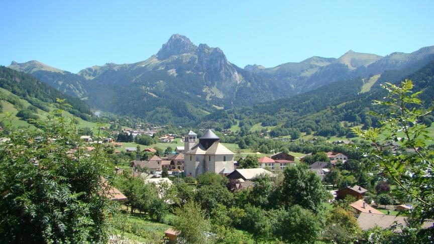 La dent d’Oche surplombe Bernex et domine le Chablais.