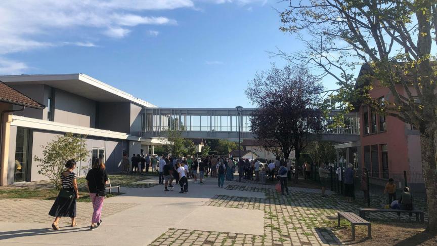 L’esplanade du groupe scolaire porte désormais le nom de Caroline Laverrière.