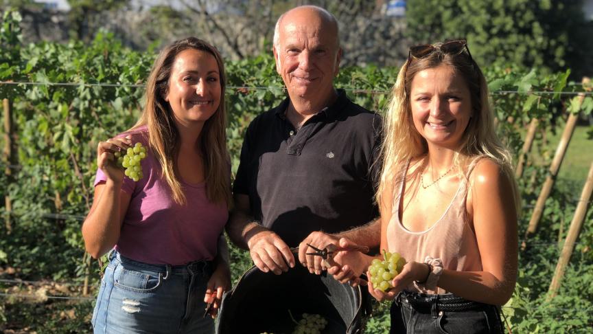 Xavier, Mathilde et Justine Jacqueline travaillent ensemble dans le domaine familial.