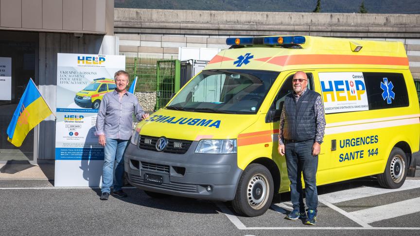 Gilbert Scheubel et Jean-Pierre Wyss devant l’ambulance financée par l’association «HUG», à Thoiry. ©Jane del Pozo Photography