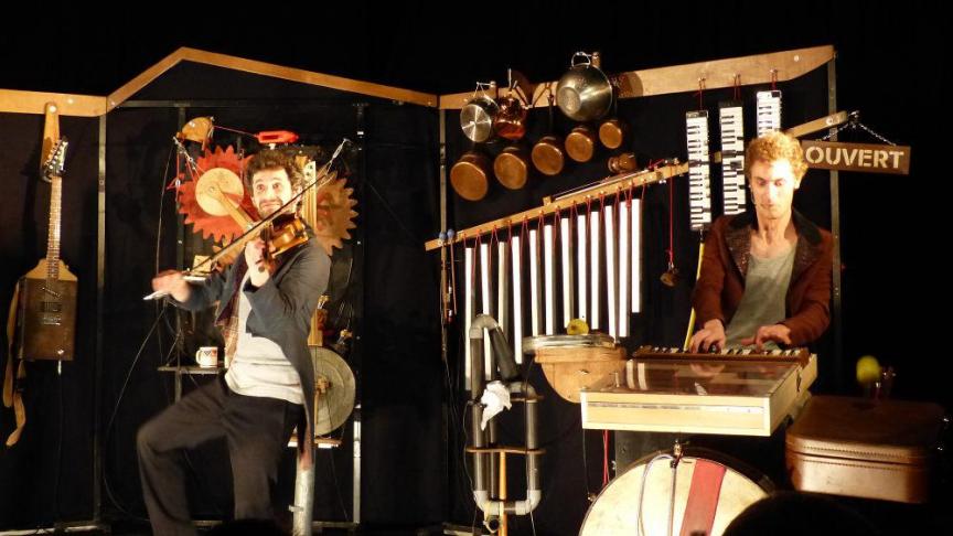 Octave et Domi partagent leur vision du monde à travers leur spectacle.