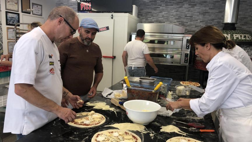 Grégory Edel (à gauche) prend le temps d’expliquer les subtilités de la pizza individuellement.