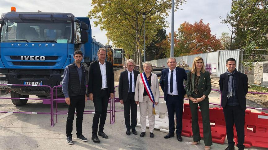 Les élus locaux devant le chantier à Saint-Julien qui consiste, jusqu’en décembre 2023, à dévoyer les réseaux secs et humides pour la mise en place du tram.