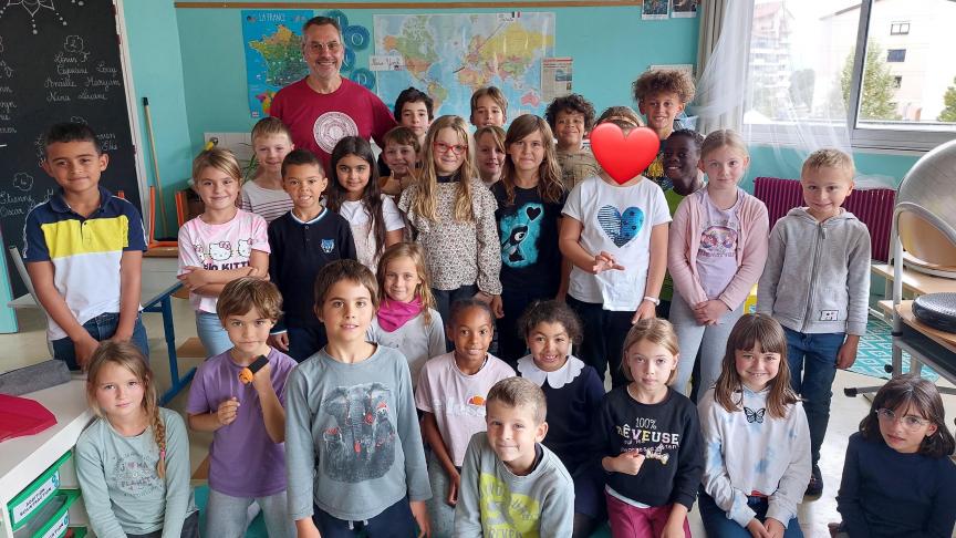 Didier Bovard avec les enfants de l'école de Jeanne-d'Arc de Thonon.