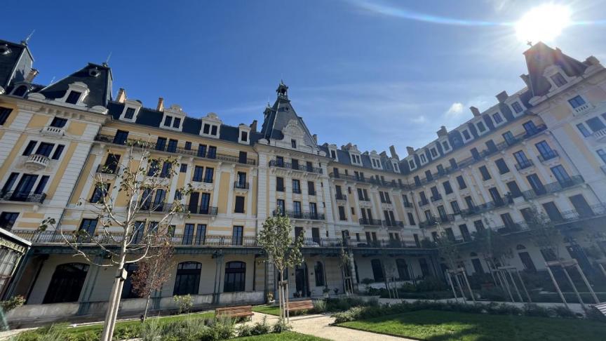 Le bâtiment, intérieur comme extérieur, et les jardins ont été rénovés pour coller au style original de l’ancien hôtel, au début du XIXe siècle.