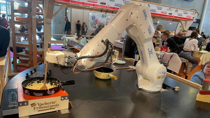 Des Fribourgeois ont mis au point un robot qui fait une délicieuse fondue moitié-moitié.