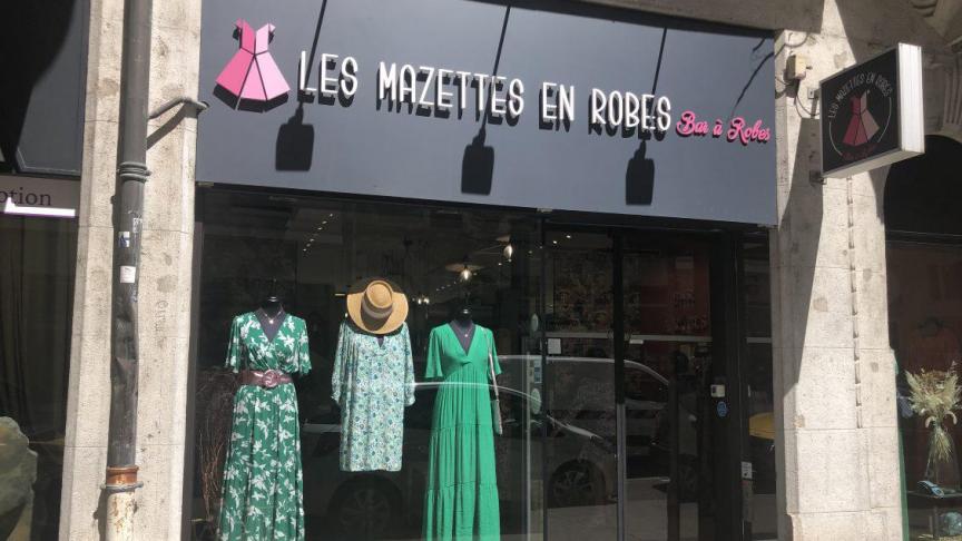 A Annecy, Les Mazettes en robes offrent un nouvelle manière, le bar à robes, de trouver la robe qui vous plaît.