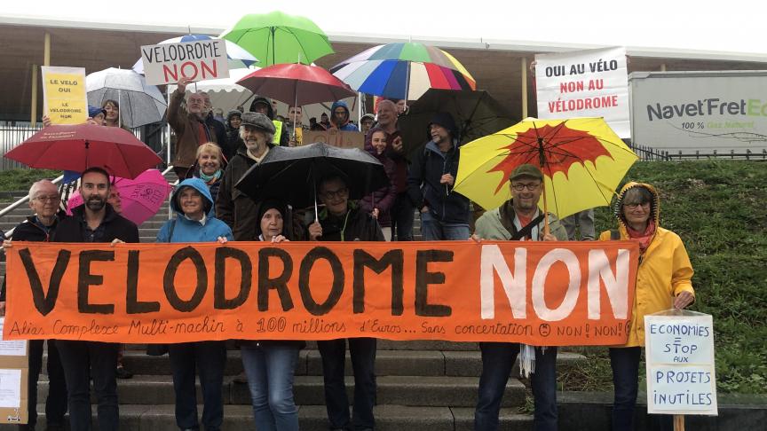 Une trentaine de personnes ont manifesté contre le projet de vélodrome à La Roche-sur-Foron, vendredi 21 octobre, avant le congrès des maires organisé à Rochexpo.