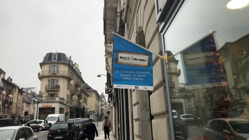 Les commerces qui exposent sont marqués d’un fanion. Les artistes qu’ils accueillent sont variés : sculpture, céramique, découpe de bois...