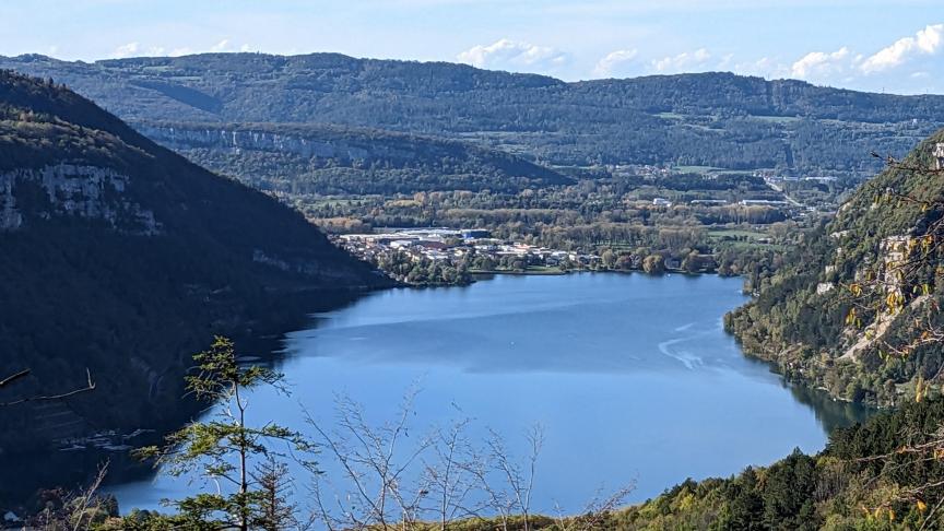 Le lac de Nantua, première destination de baignade en Haut-Bugey.