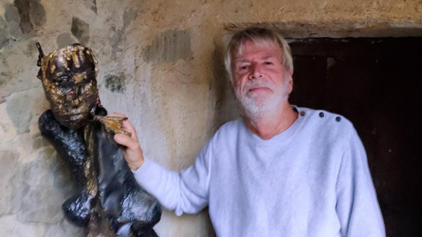 Robert Vernet, chez lui, à Morzine, près de l'une de ses sculptures. A droite, un escalier acier et verre réalisé dans un chalet morzinois par Martine et Robert Vernet.