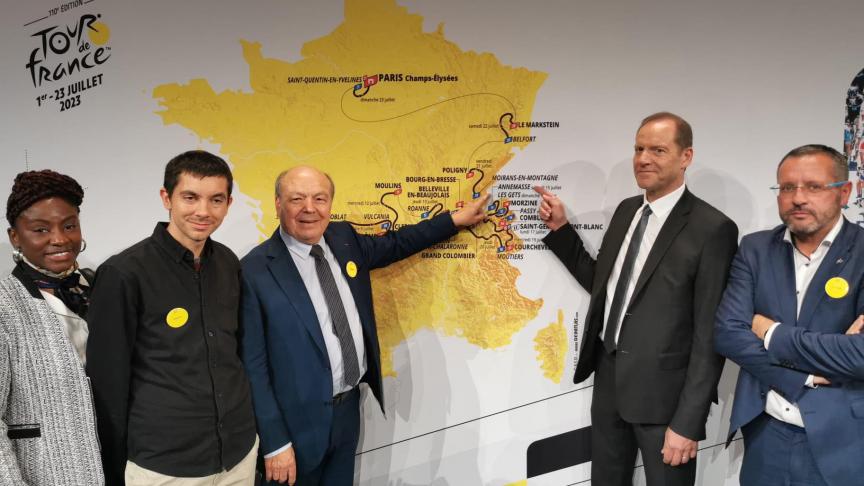 Christian Dupessey (au centre) pointe fièrement Annemasse, dont il est le maire, sur la carte du Tour 2023.