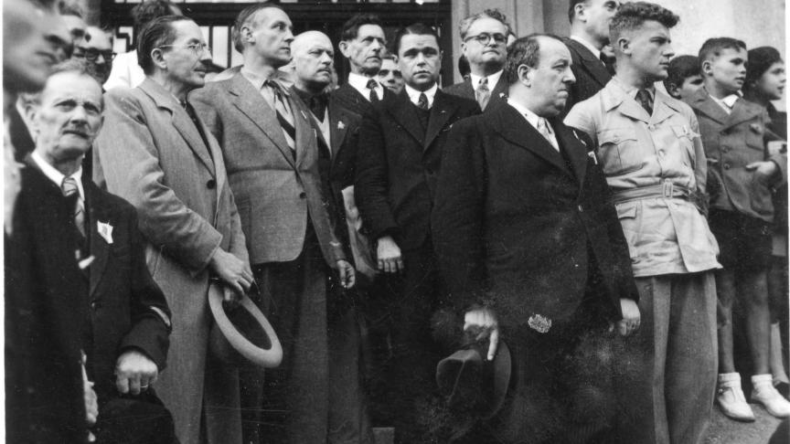 La libération d'Annemasse en août 1944, Jean Deffaugt (devant) avec des résistants sur le perron de l’Hôtel de ville.