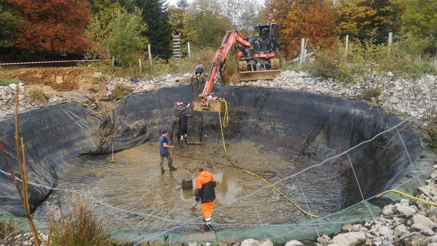Dans le Salève, le chantier prévoit également le nettoyage de l'impluvium de La Thuile, vidé pour l'occasion.