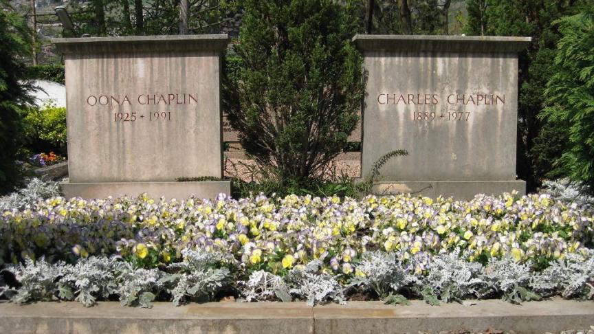 Charlie Chaplin repose au cimetière communal de Corsier-sur-Vevey aux côtés de son épouse Oona.