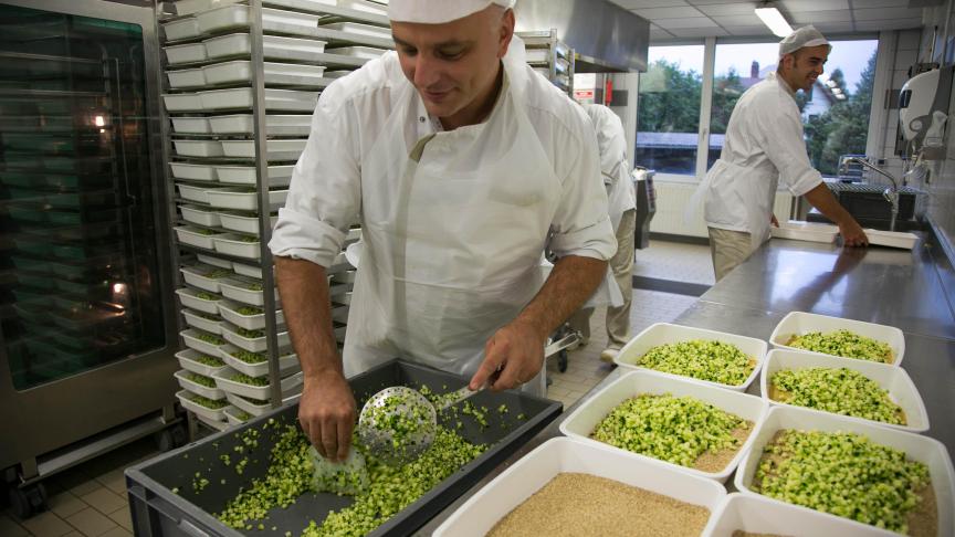 Le département de la Savoie, via l’atelier culinaire, fourni 2 millions de repas par an aux 15 000 collégiens demi-pensionnaires.