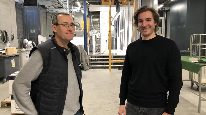 Serge Becavin, co-directeur de Promedit à Perrignier et Arthur Raunicher, responsable logistique et achats, devant le nouveau système de peinture en poudre.