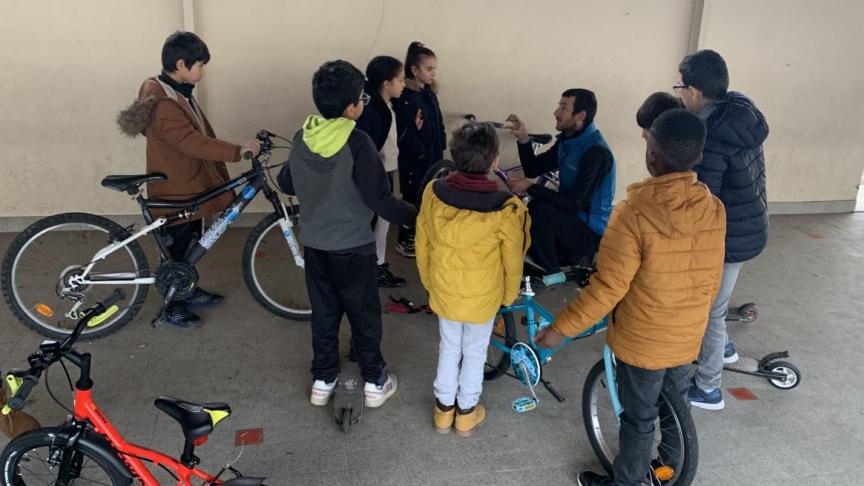 Lors de cet atelier, les vélos et trottinettes sont vérifiés et chaque élève repart avec une fiche bilan.