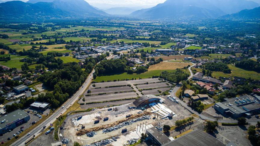 Sur cette vue aérienne qui date d’avant la construction de la nouvelle halle de Rochexpo, nous voyons le parking de 800 places qui doit être remplacé par la Haute-Savoie Arena.