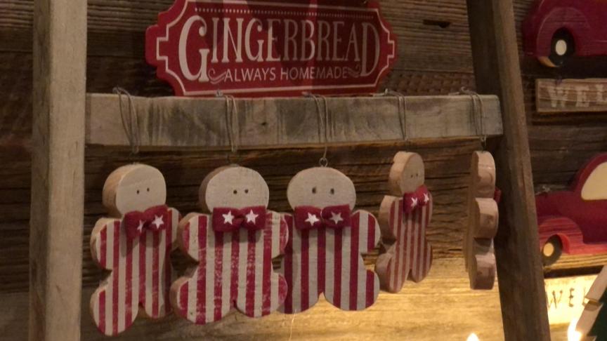 Malou Cousinet fabrique ses décorations de Noël à la main.