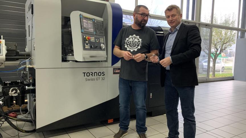 Patrice Arméni, et Mathieu (à g.), responsable de la mise en train des machines, posent devant l’une des dernières innovations de l’entreprise Tornos.