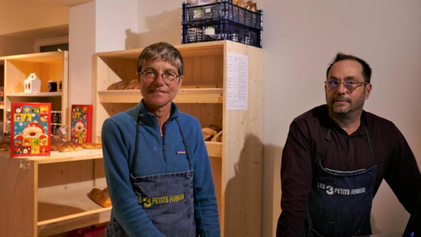 Marie-Françoise Raquin, salariée et Christophe Dehlinger dans le nouveau magasin de Grilly.