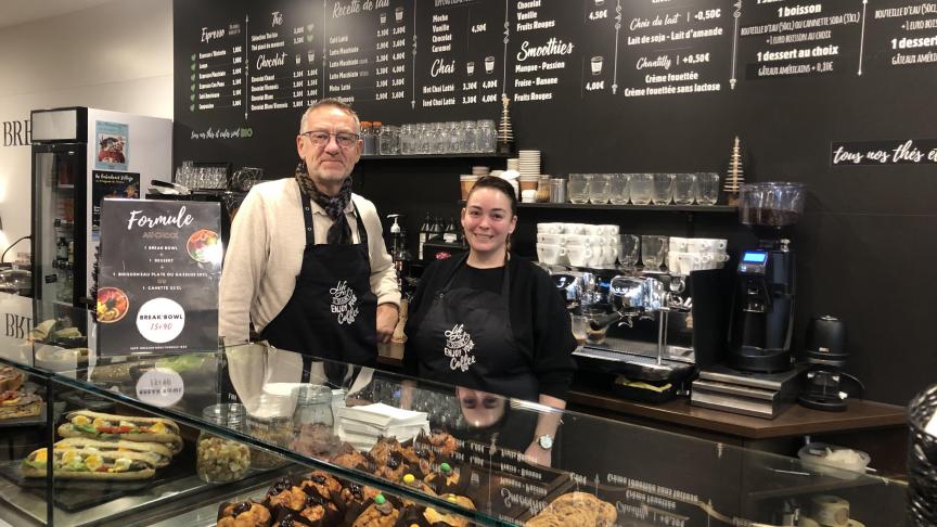 Philippe Pujol, directeur, et Catia, une des trois employées du coffee shop.