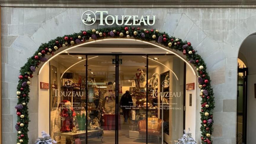 La famille Touzeau exploite un magasin à Genève depuis avril 1983. L’actuel est situé dans les très commerçantes Rues-basses.