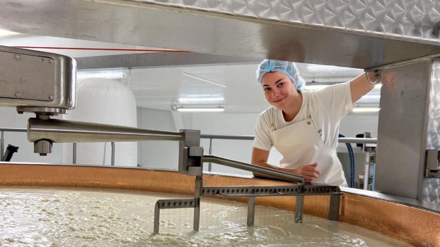 Camille Lacroix est la première femme à exercer le métier de fromager à la Coopérative laitière de Beaufort.