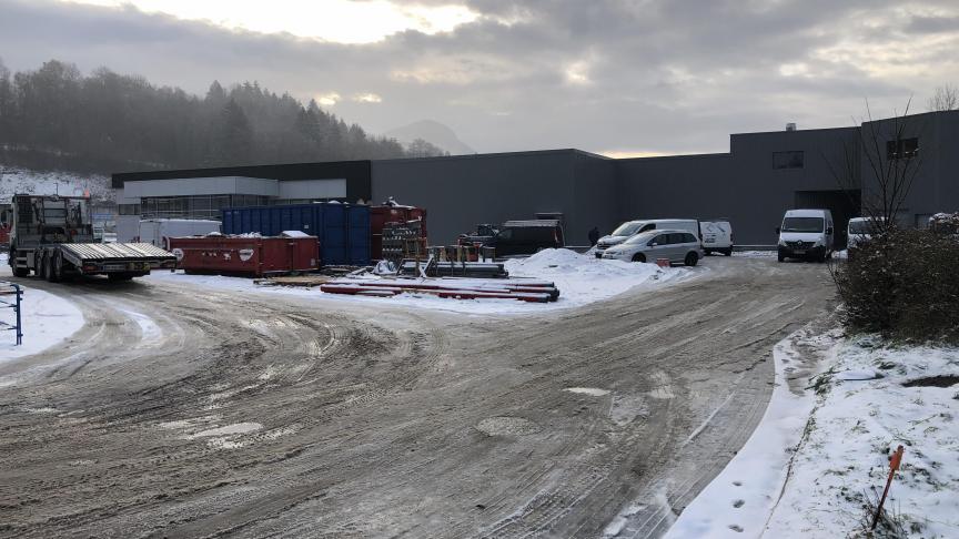 Le nouveau magasin E. Leclerc est construit à l’entrée Nord de La Balme-de-Sillingy, au bord de la route de Paris (RD 1508).