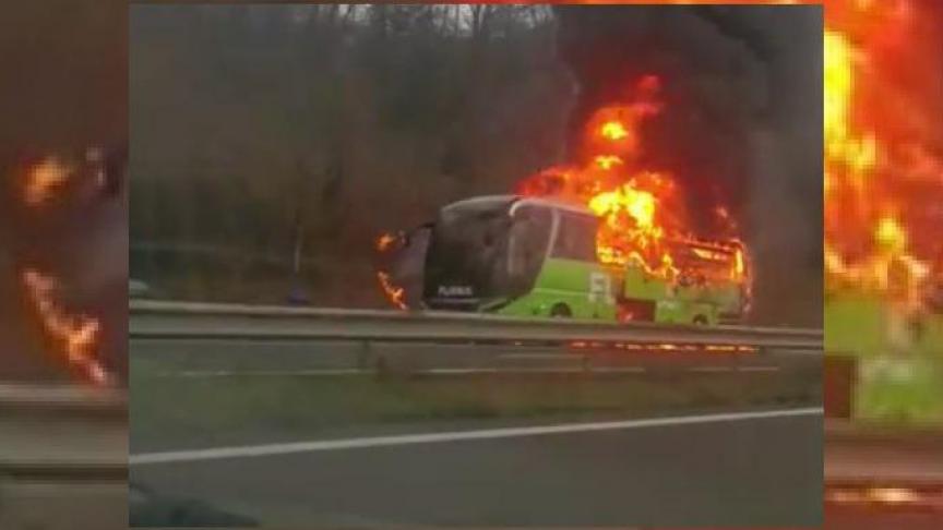 Le Flixbus a été entièrement détruit dans cet incendie. Capture d’écran Facebook / Anthony Innuso