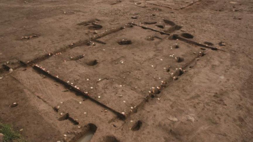 Les traces laissées par le bois dans le sol de Chens-sur-Léman sont les preuves de l’existence d’une maison à cet endroit.