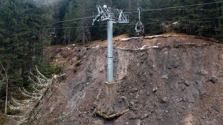Ce pylône du télésiège du Gabelou à Châtel a été déstabilisé par un glissement de terrain.