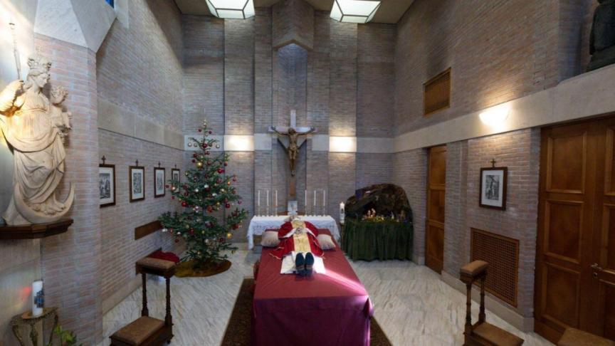 Ladépouille du pape Benoît XVI est visible dans la basilique Saint-Pierre. Ses funérailles se dérouleront jeudi 5 janvier.