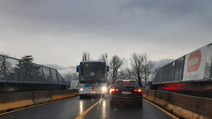 Malgré les différents véhicules amenés à se croiser sur le nouveau pont Neuf à Ville-la-Grand, la circulation devrait être facilitée dans le secteur.