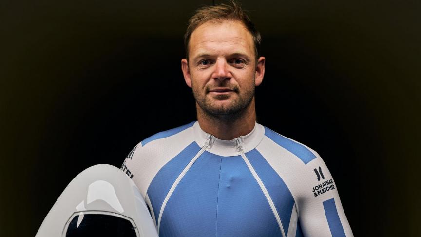Pierre Thevenard s'apprête à partir sur le volcan Cerro Negro au Nicaragua pour établir un nouveau record du monde de vitesse à vélo.