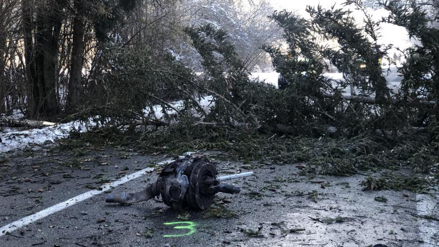 La force de l’explosion, survenue ce vendredi 20 janvier, est telle qu’un arbre a été couché sur la route.