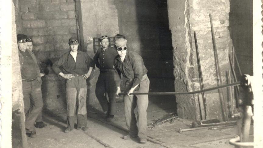 Des ouvriers devant une coulée d’un ferroalliage. (Non datée, coll. Michel Blanc)