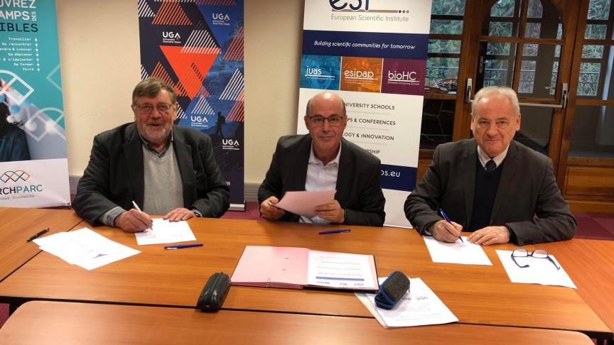 Jean-Michel Thénard (président de l’Institut scientifique européen), Yassine Lakhnech (président de l’Université Grenoble Alpes) et Serge Delsante (président du SMAG-ArchParc) signent une convention tripartite (de gauche à droite), ce lundi 23 janvier.