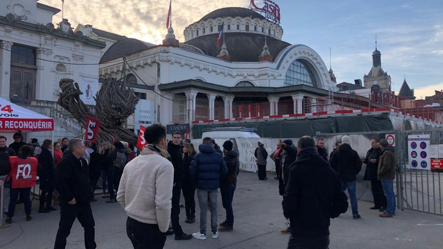 Une centaine de salariés s’est réunie devant le théâtre Antoine Riboud, à Evian.