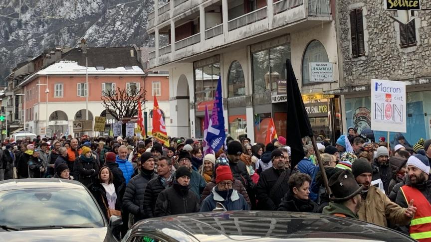 Plus de 600 personnes se sont mobilisées à Cluses, ce mardi 31 janvier 2023, pour manifester contre le projet gouvernemental de réforme des retraites.