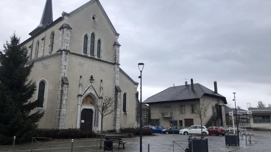 La municipalité veut doter Entrelacs d’une véritable place, lieu de vie de la commune, entre l’Église et l’actuel bâtiment de La Poste.