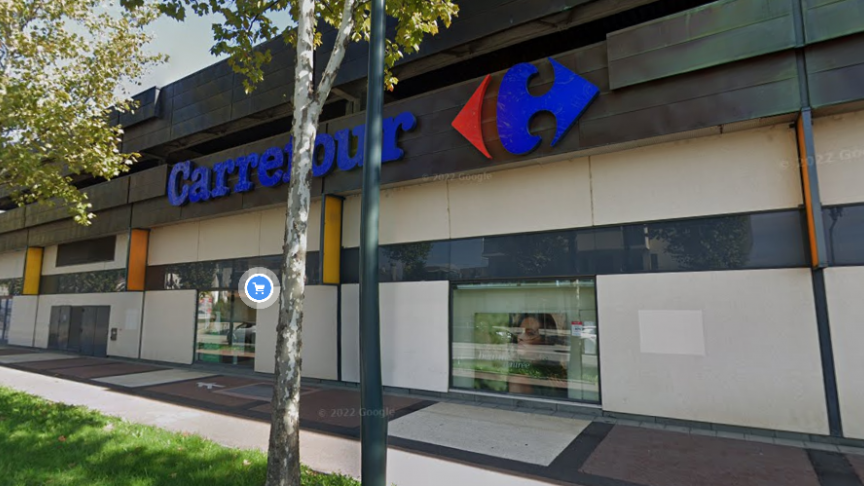 Les équipes du magasin Carrefour ont contacté la police.