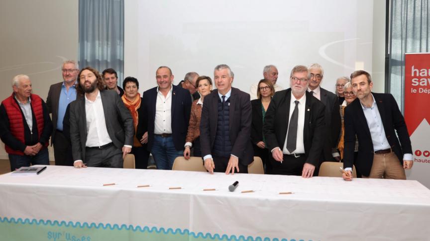 Le Président du Département Martial Saddier a également signé ce contrat de plus de 4 millions d'euros à Cruseilles.