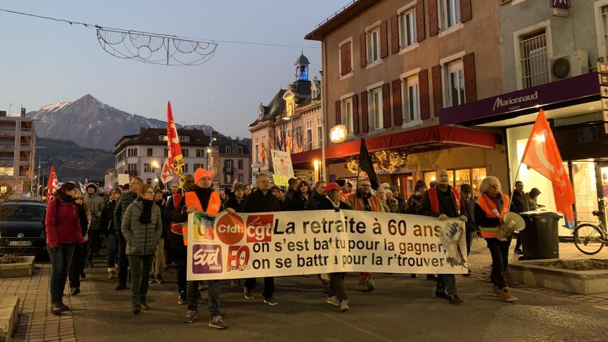 Le cortège a traversé la Grande-Rue, dernière étape de la manifestation clusienne du mardi 7 février 2023.
