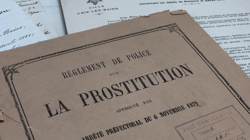 Longtemps réglementée à Aix-les-Bains, la prostitution dans les maisons de tolérance a été interdite après la Seconde Guerre mondiale.